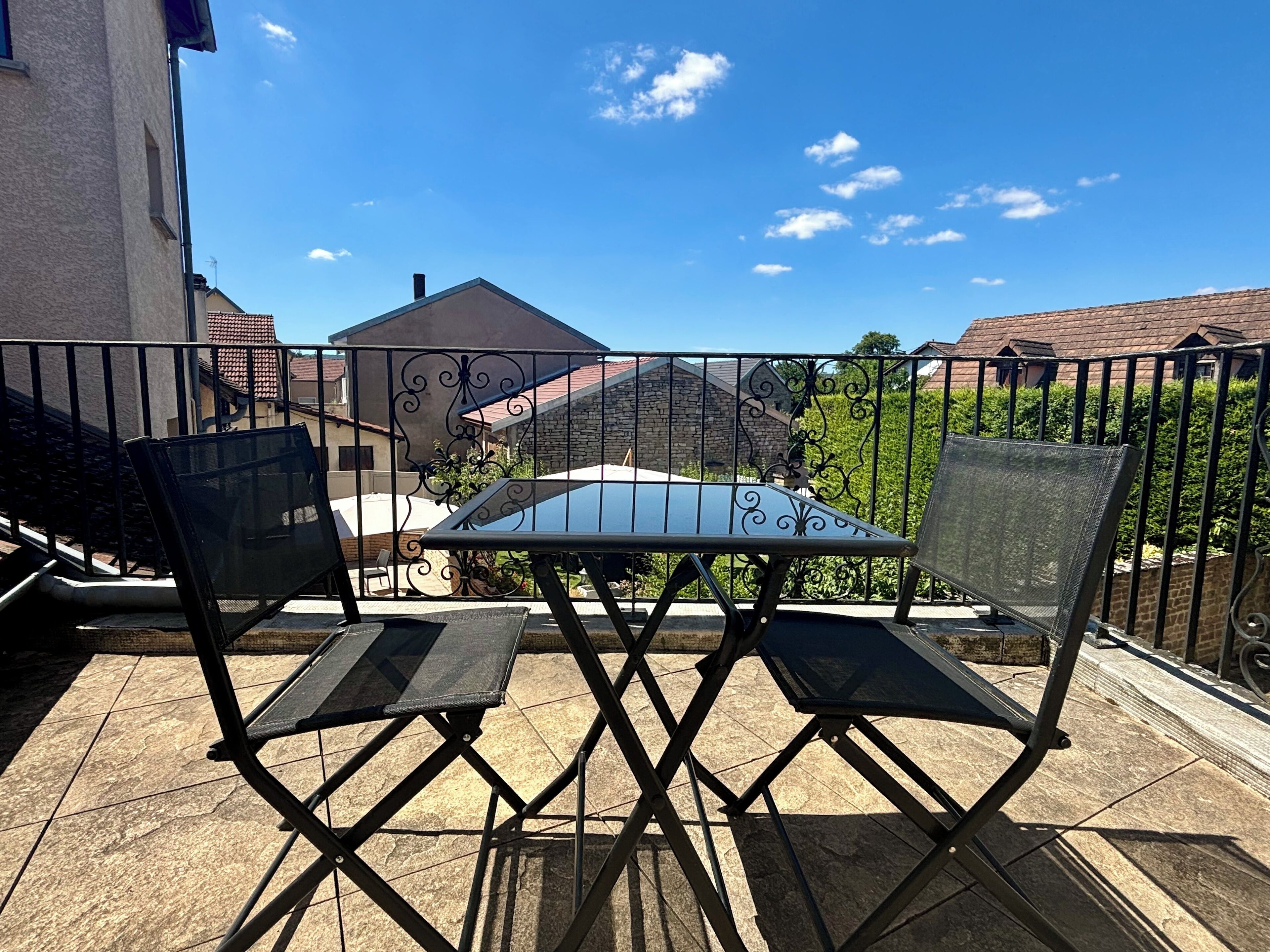 Suite, terrasse, hageutsikt | Safe på rommet, lydisolert, strykejern/-brett og rullestolvennlig