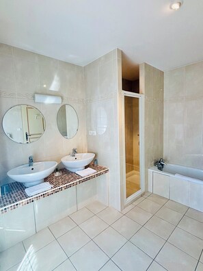 Suite, Terrace, Garden View | In-room safe, blackout drapes, soundproofing, iron/ironing board - Hôtel Losset (Flagey-Echézeaux)