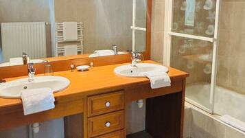 Habitación con 1 cama doble o 2 individuales, no fumadores | Baño | Artículos de higiene personal gratuitos, secador de pelo y toallas