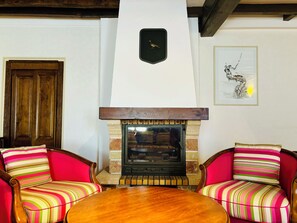 خزنة داخل الغرفة وتجهيزات عازلة للصوت ومكواة/لوح كي