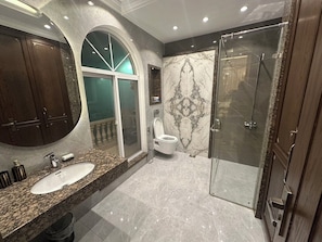 Shower, hair dryer, towels, soap - 3 Bed House In DHA Phase 9 Town Lahore 5 minutes to Dolmen Mall Lahore (Lahore)