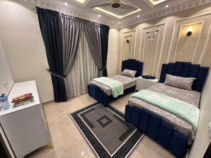 3 slaapkamers, een strijkplank/strijkijzer, gratis wifi, beddengoed