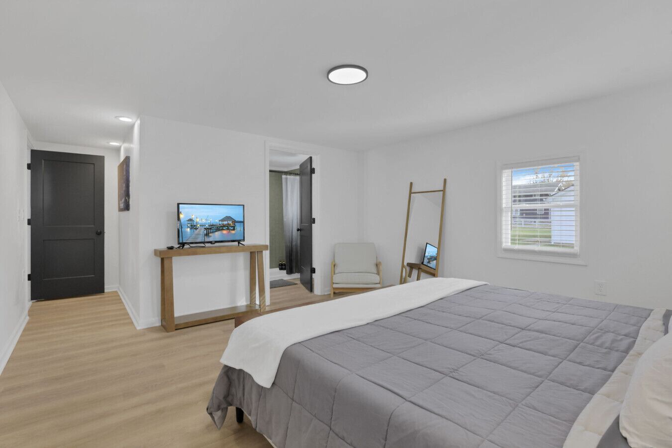 4 bedrooms, desk, iron/ironing board, travel cot