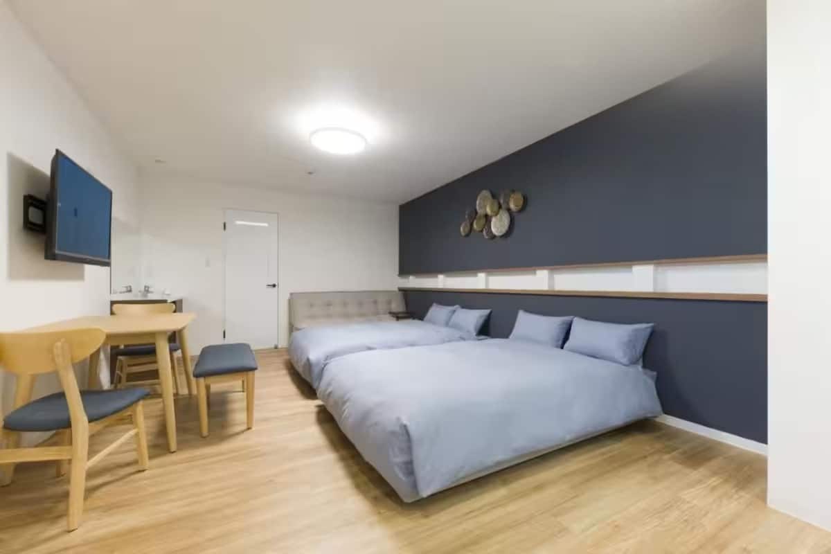 Una camera da letto con un letto, una scrivania e una sedia.