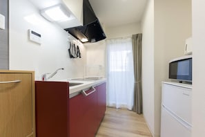 Fridge, microwave, griddle, cookware/dishes/utensils - Yukishigure-Taisho (Osaka)