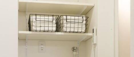 Ilmaiset hygieniatuotteet, hiustenkuivaaja, pyyhkeet, sampoo