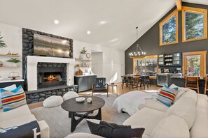 Smart TV, fireplace, books - New Listing, Luxury Home in Sunriver, 1-Story, Sleeps 10, SHARC passes, Hot Tub (Sunriver)