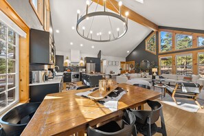 Interior - New Listing, Luxury Home in Sunriver, 1-Story, Sleeps 10, SHARC passes, Hot Tub (Sunriver)