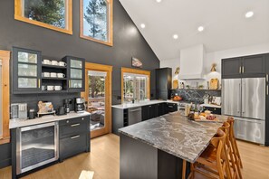Fridge, microwave, oven, stovetop - New Listing, Luxury Home in Sunriver, 1-Story, Sleeps 10, SHARC passes, Hot Tub (Sunriver)
