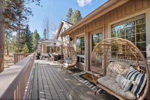Terrace/patio - New Listing, Luxury Home in Sunriver, 1-Story, Sleeps 10, SHARC passes, Hot Tub (Sunriver)