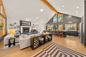 Smart TV, fireplace, books - New Listing, Luxury Home in Sunriver, 1-Story, Sleeps 10, SHARC passes, Hot Tub (Sunriver)