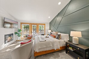4 bedrooms, iron/ironing board, free WiFi, bed sheets - New Listing, Luxury Home in Sunriver, 1-Story, Sleeps 10, SHARC passes, Hot Tub (Sunriver)