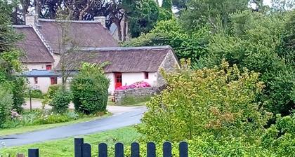 Room in thatched cottage in the countryside 2 kms from pointe de la torche