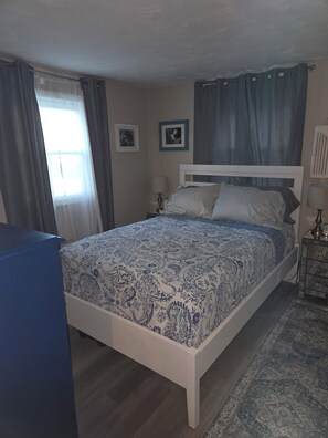 Tabla de planchar con plancha, wifi y ropa de cama 