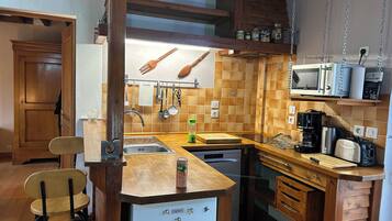 Coffee/tea maker, fridge, microwave, oven