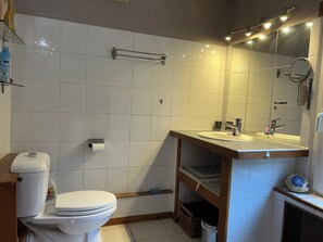 SĂšche-cheveux, serviettes fournies, savon, papier toilette