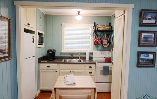  Persimmon Place cozy cabin with AC in Marshall - Perfect for a relaxing getaway