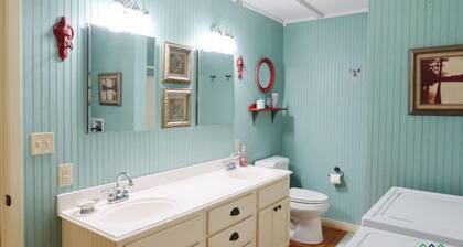 Persimmon Place cozy cabin with AC in Marshall - Perfect for a relaxing getaway