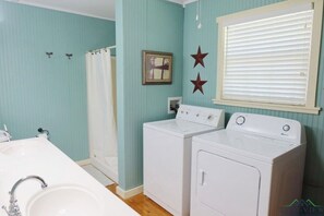 Suihku, pyyhkeet, saippua, vessapaperi