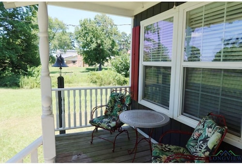  Persimmon Place cozy cabin with AC in Marshall - Perfect for a relaxing getaway