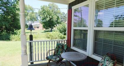 Persimmon Place cozy cabin with AC in Marshall - Perfect for a relaxing getaway