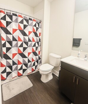 Secadora de cabello, toallas, jabón, papel de baño 