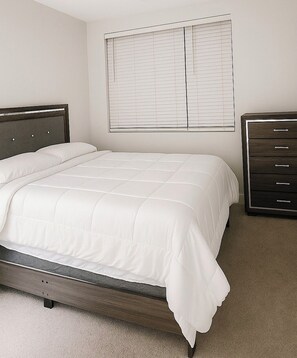 Tabla de planchar con plancha, wifi y ropa de cama 