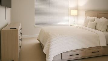 Tabla de planchar con plancha, wifi y ropa de cama