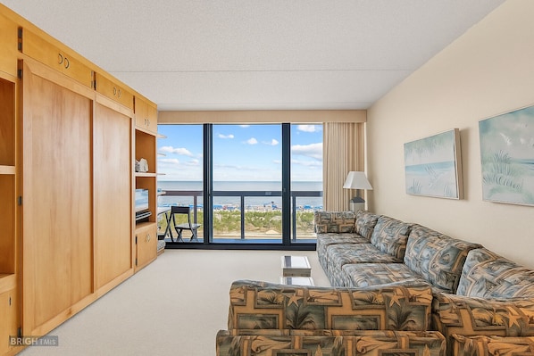 Living area - Cozy ocean front studio at Golden Sands Resort in enjoyable Ocean City (Ocean City)