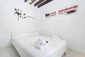 2 bedrooms, iron/ironing board, free WiFi, bed sheets - BLACK&WHITE APARTMENT minimum stay 31 nights (Palma de Mallorca)