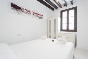 2 bedrooms, iron/ironing board, free WiFi, bed sheets - BLACK&WHITE APARTMENT minimum stay 31 nights (Palma de Mallorca)