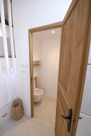 Toallas, jabón y papel higiénico