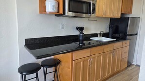 Coffee/tea maker, fridge, microwave, stovetop - 10th Fl Inn on the Park | Pool | AC | City & Park View (Honolulu)