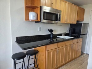 Fridge, microwave, stovetop, coffee/tea maker - 10th Fl Inn on the Park | Pool | AC | City & Park View (Honolulu)