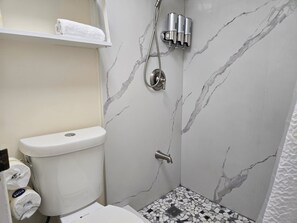 Shower, hair dryer, towels - 10th Fl Inn on the Park | Pool | AC | City & Park View (Honolulu)