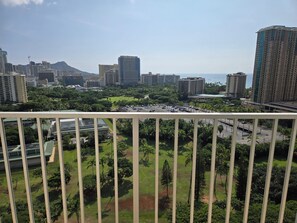 Property grounds - 20th Fl Inn on the Park | Diamond Head & Ocean View | AC | Pool (Honolulu)