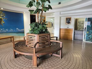 Lobby - 20th Fl Inn on the Park | Diamond Head & Ocean View | AC | Pool (Honolulu)