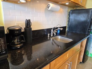 Refrigerador, microondas, cafetera y tetera y tostadora 