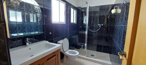 تجهيزات دش، مجففات شعر، مناشف، صابون