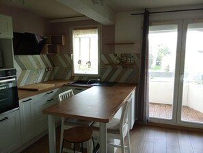 Jääkaappi, mikroaaltouuni, uuni, astianpesukone