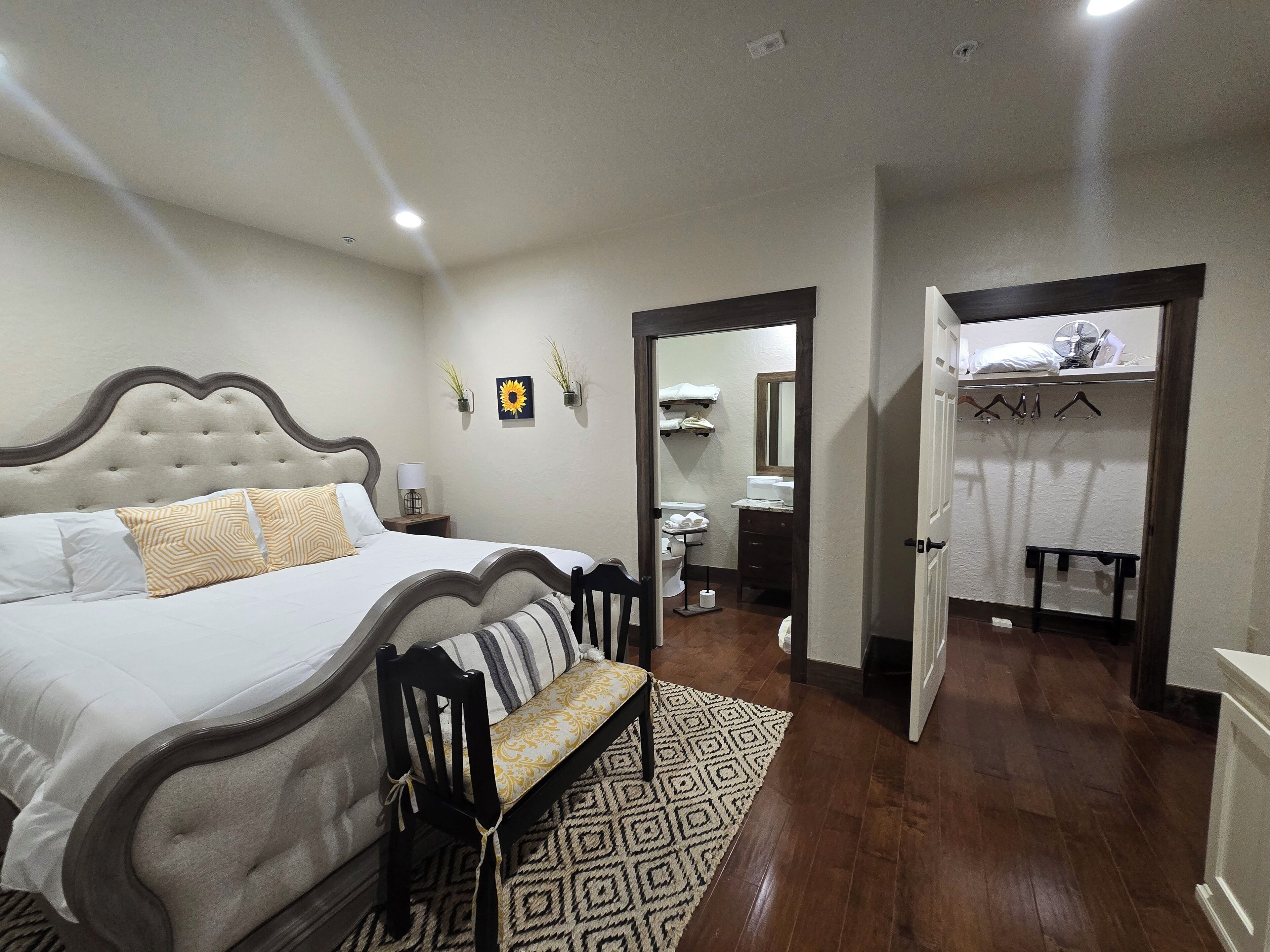 Deluxe Room | In-room safe, individually decorated, individually furnished