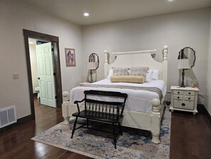 Habitación Deluxe | Caja fuerte, decoración individual, mobiliario individual