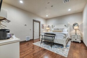 Deluxe Room | Premium bedding, in-room safe, individually decorated - Bluebird Place (Elk City)