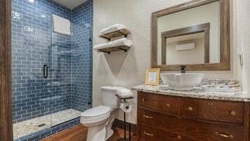 Deluxe Room | Bathroom