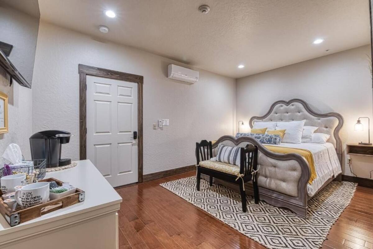 Deluxe Room | Premium bedding, in-room safe, iron/ironing board, WiFi (free)