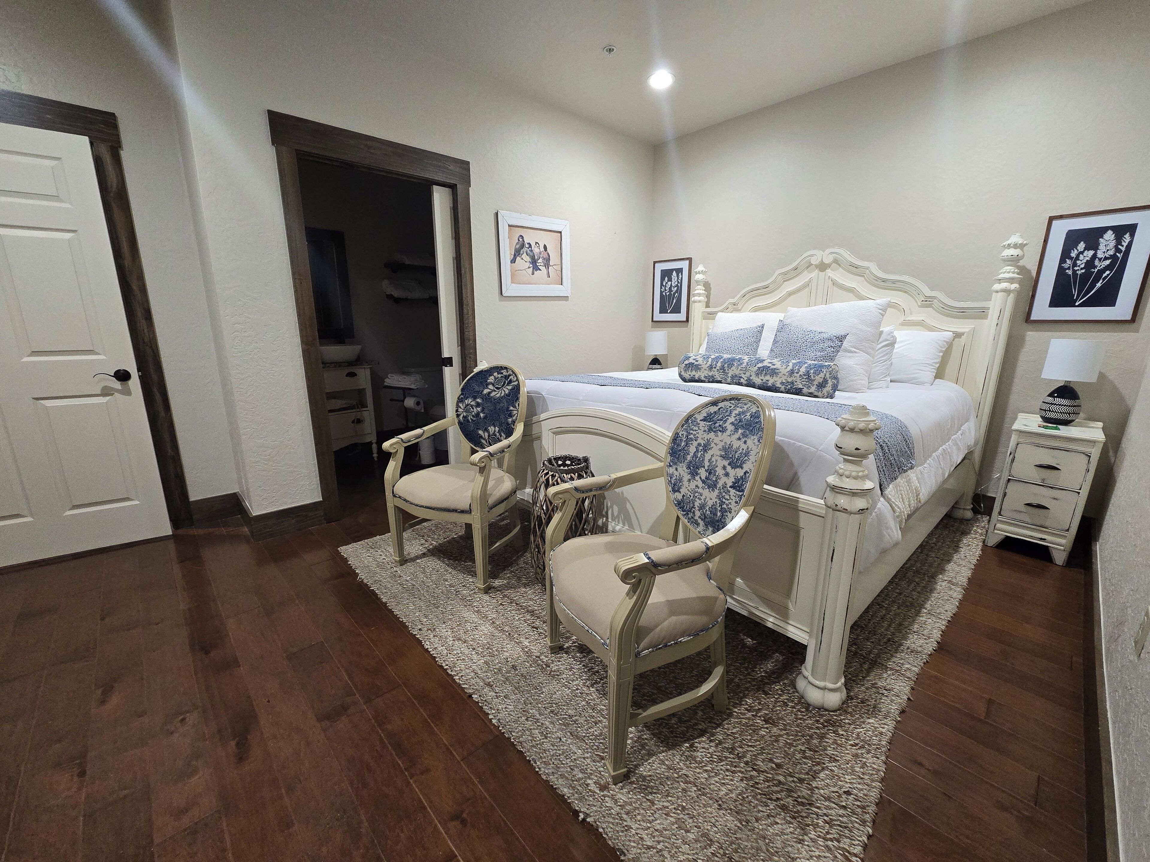 Deluxe Room | In-room safe, individually decorated, individually furnished