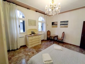2 habitaciones, tabla de planchar con plancha y wifi gratis 