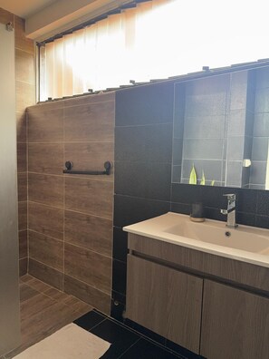 Dusche, Haartrockner, Handtücher, Seife