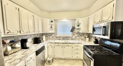 Cozy Recliner Retreat, Downtown home, Quiet area