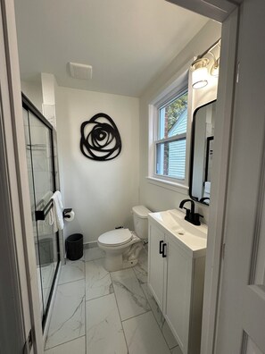 Dusche, Haartrockner, Bidet, Handtücher